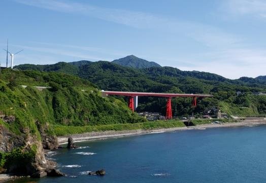 米山と米山大橋（米山小学校の近く）