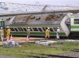 電車が倒れている様子