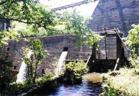 鵜川の上流にある現在のダム